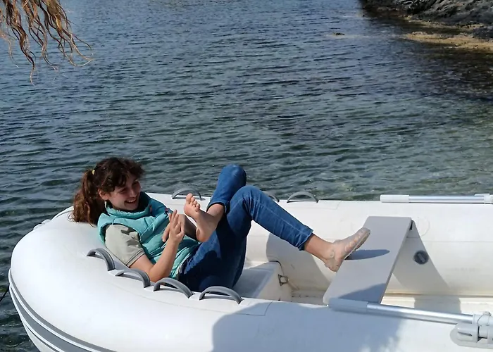 Isla Privada En De Ensueno Con 11 Dobles Con Bano Privado Y Piscina Cadaqués